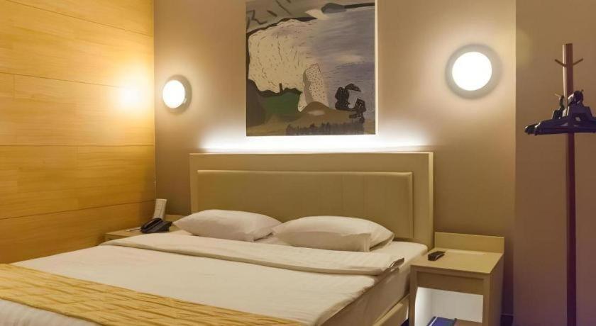 Gajahmada Avara Boutique Hotel Понтианак Экстерьер фото